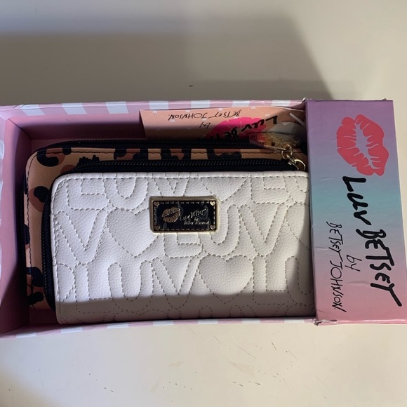 Betsey Johnson Wallet NWT - Picture 3 of 8
